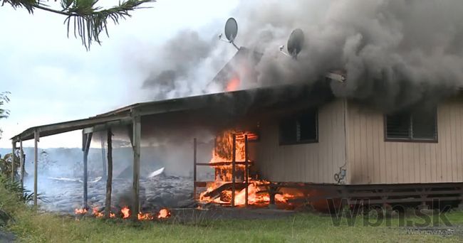 Video: Na Havaji hlásia prvý dom pohltený prúdom lávy