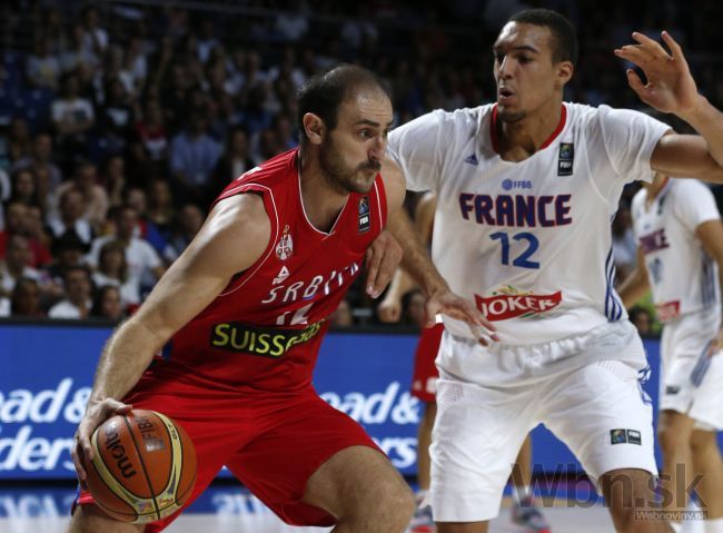 Srbského basketbalistu Krstiča faulovali, zlomil si rameno