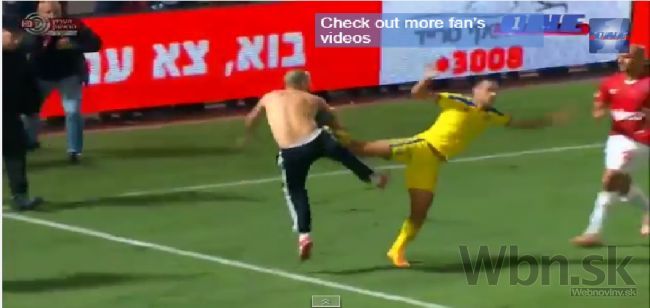 Video: Fanúšik napadol v telavivskom derby hráča Maccabi