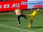 Video: Fanúšik napadol v telavivskom derby hráča Maccabi