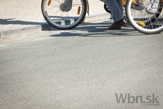 V Leviciach zrazilo auto staršieho cyklistu, vodič ušiel