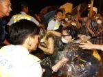 Video: Demonštranti v Hongkongu sa opäť zrazili s políciou