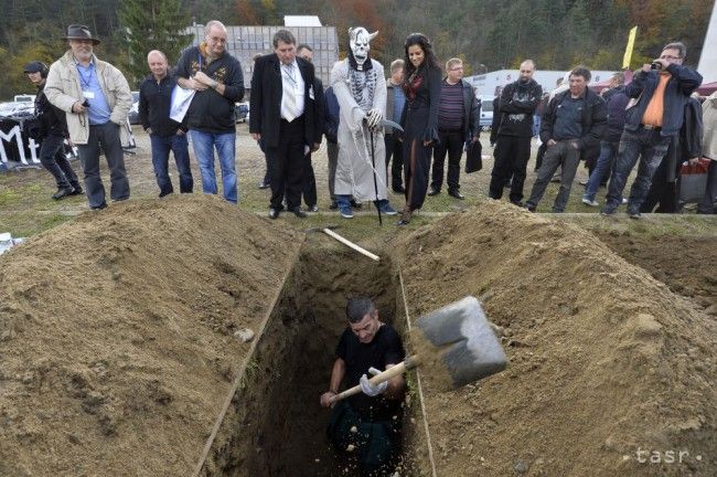 Netradičná súťaž v kopaní hrobov: Ako dopadli Slováci?