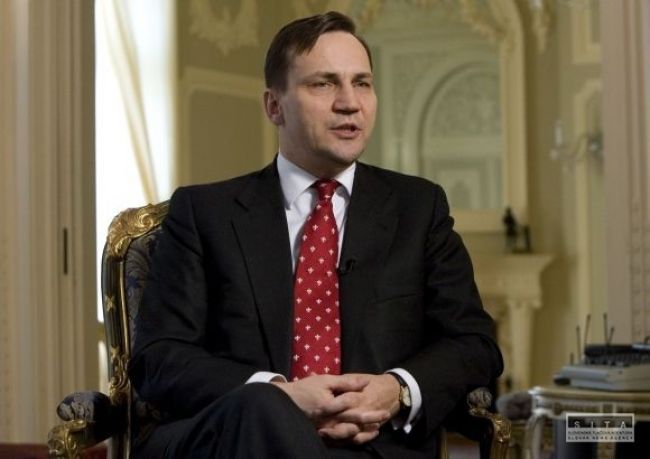 Radoslaw Sikorski neprišiel o stoličku za slová o Putinovi