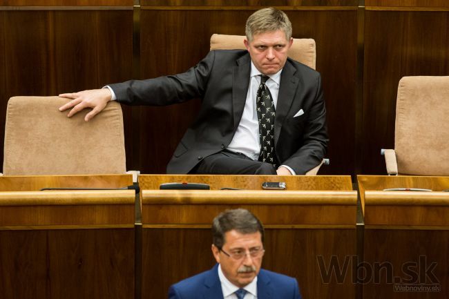Opozícia premiéra Fica neodvolala, schôdza tromfla rekordy