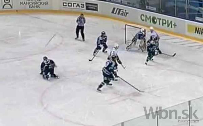 Video: Čech v KHL nezvládol emócie, hokejkou trafil rozhodcu