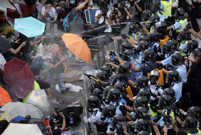 Demonštranti musia opustiť Hongkong, inak budú zatknutí