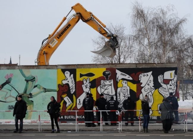 Pred úradom vlády bude nový pomník z časti Berlínskeho múru