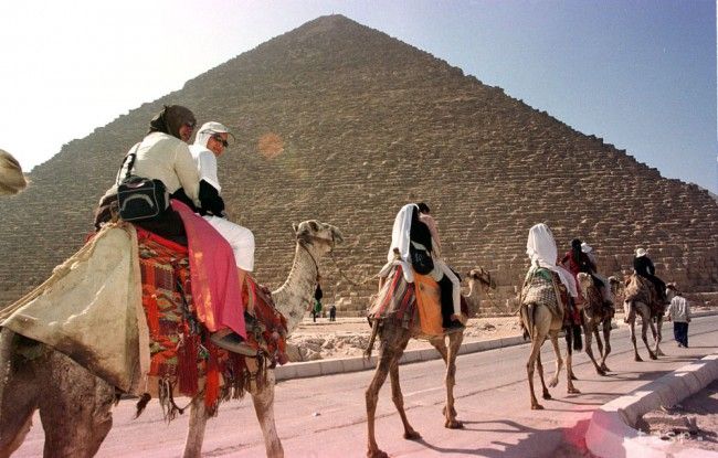 Troch Nemcov a 6 Egypťanov odsúdili za poškodenie Cheopsovej pyramídy
