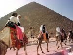 Troch Nemcov a 6 Egypťanov odsúdili za poškodenie Cheopsovej pyramídy