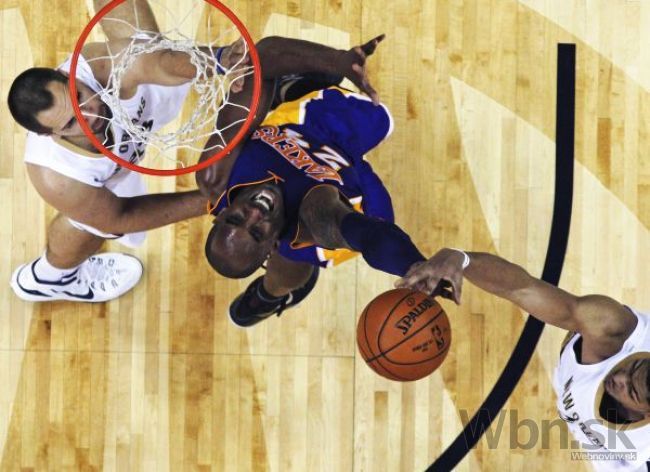 Video: Indiana zdolala Miami, Lakers ťahajú smolnú sériu