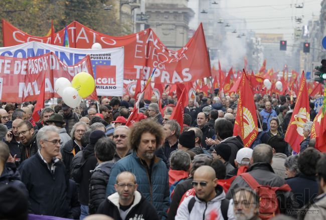 Tisíce Talianov protestujú proti reforme v rímskych uliciach