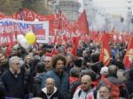 Tisíce Talianov protestujú proti reforme v rímskych uliciach