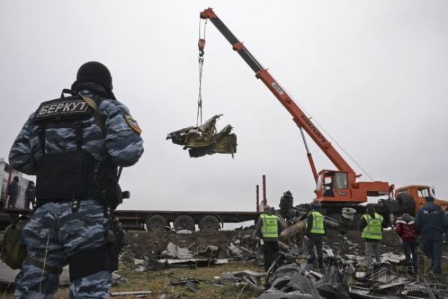 Ukrajinské úrady začali zbierať trosky zostreleného boeingu
