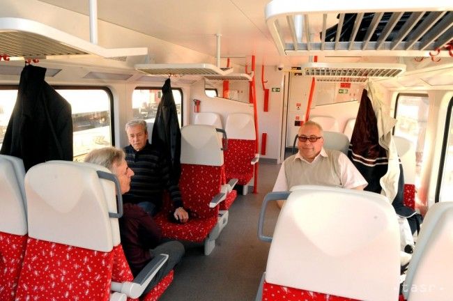 Študenti a dôchodcovia oddnes cestujú vlakmi zadarmo