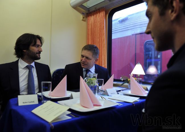 Fico obedoval vo vlaku, študenti a penzisti jazdia bezplatne