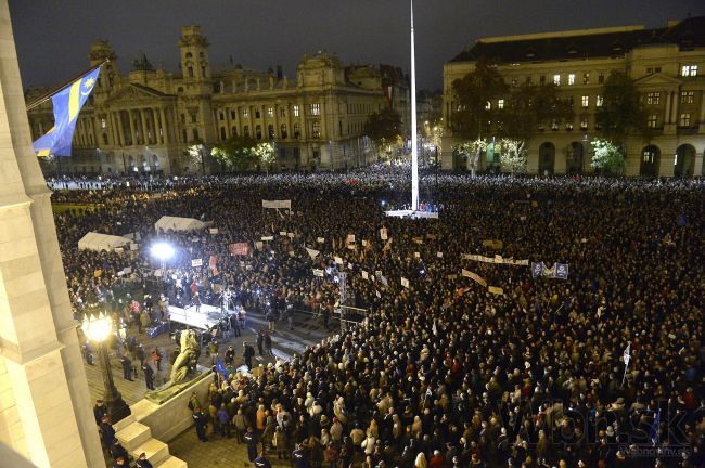 Tisíce Maďarov demonštrovali proti Orbánovej vláde