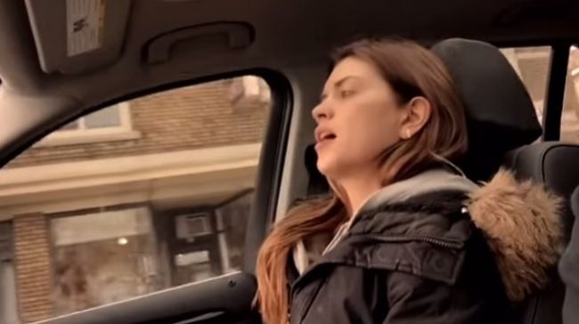 Video: Manžel tajne natáča manželku v aute
