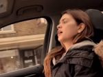 Video: Manžel tajne natáča manželku v aute