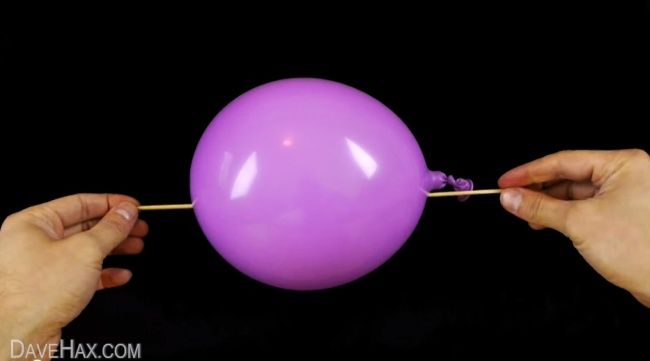 Video: Ako prepichnúť balón bez toho aby praskol