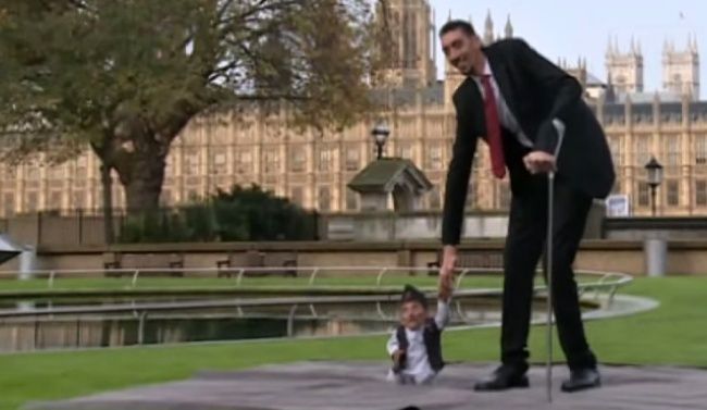 Video: Keď sa stretnú najvyšší a najmenší muži sveta