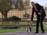 Video: Keď sa stretnú najvyšší a najmenší muži sveta