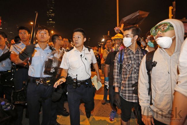 Napätie v Hongkongu sa vyhrotilo, polícia zatkla šesť ľudí