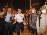 Napätie v Hongkongu sa vyhrotilo, polícia zatkla šesť ľudí