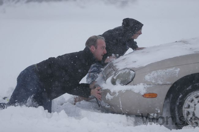 V USA udreli mrazy, snehová búrka zabíjala