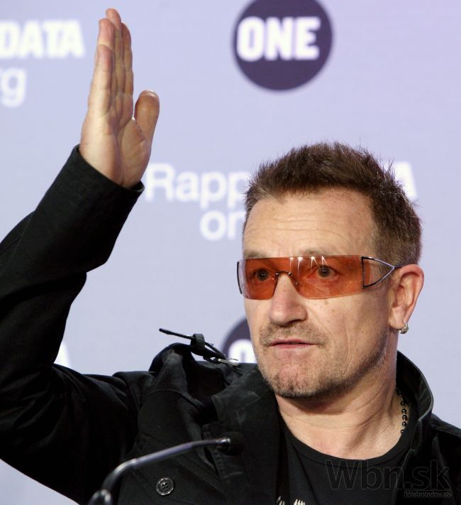 Bono spadol z bicykla, museli ho operovať hneď dvakrát