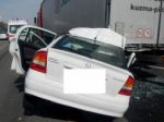 Na D1 v Petržalke vrazilo auto do bariéry, dvaja sa zranili