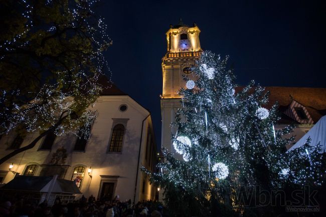 V Bratislave začali Vianočné trhy, svieti stromček