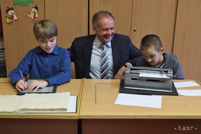 Prezident Andrej Kiska navštívil zrakovo postihnutých žiakov v Levoči