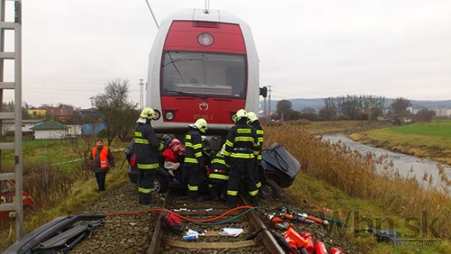 Vlak tlačil auto stovky metrov, vodič je mŕtvy