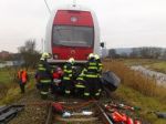 Vlak tlačil auto stovky metrov, vodič je mŕtvy