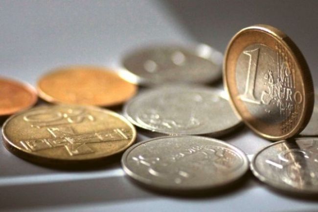 Takmer polovica Slovákov si stále prepočítava eurá na koruny