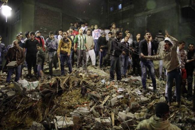 Video: V Káhire spadla osemposchodová budova, obetí pribúda