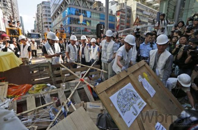 Hongkonské úrady odstraňujú barikády demonštrantov