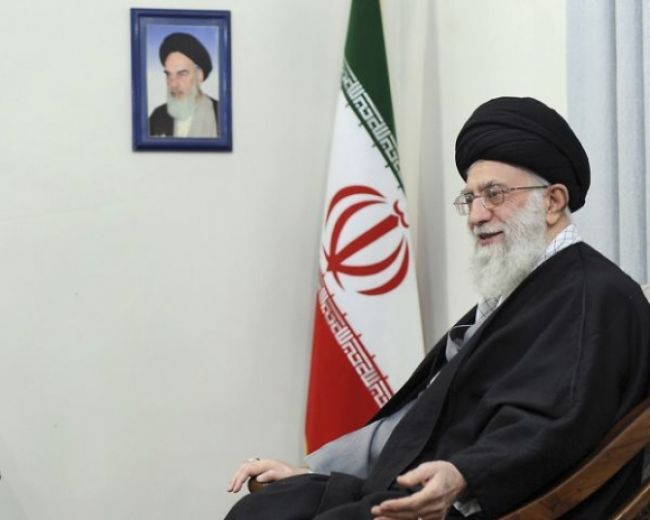 Západ nedostane Irán na kolená, tvrdí duchovný vodca