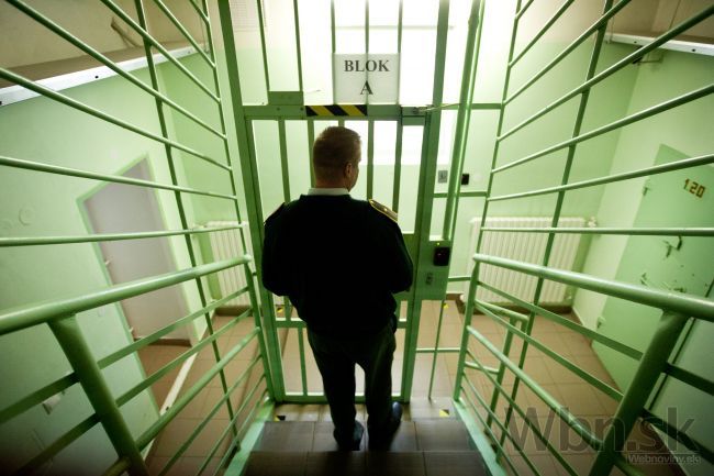 Väzeň zaútočil na druhého muža, bodol mu nožom do hlavy