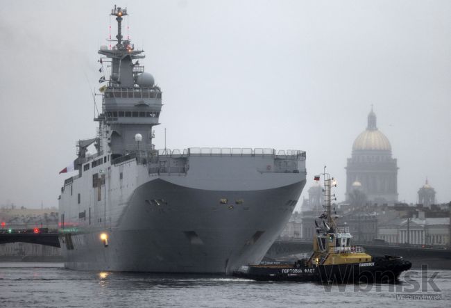 Francúzsko odložilo dodávku bojovej lode pre Rusov