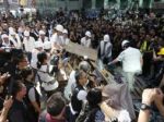 Hongkonská polícia zatkla viac ako sto demonštrantov