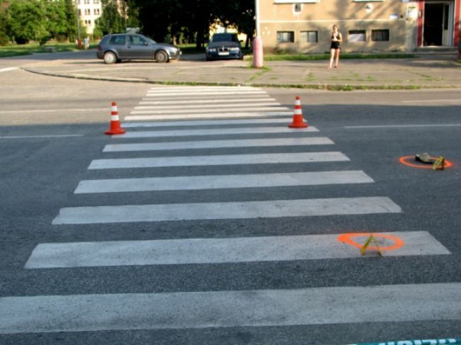 Muž zrazil ženu so synom, majiteľ auta tvrdí, že nešoféroval