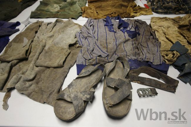 Z tábora smrti v Poľsku ukradli topánky obetí holokaustu