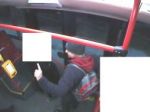 Polícia chytila muža, čo surovo zbil mladú ženu v trolejbuse