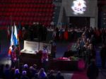 Rusi sa lúčili s Tichonovom, telo vystavili vo veľkej rakve