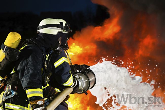 Hasiči zasahujú pri požiari rušňa v okrese Žiar nad Hronom