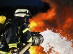 Hasiči zasahujú pri požiari rušňa v okrese Žiar nad Hronom