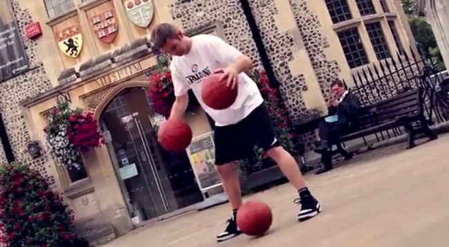 Video Frajer s basketbalovými loptami