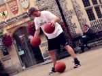 Video Frajer s basketbalovými loptami